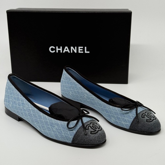 CHANEL Shoes - Chanel Denim Printed Quilt CC Cap Toe Ballerina Flats Size 36.5 NEW